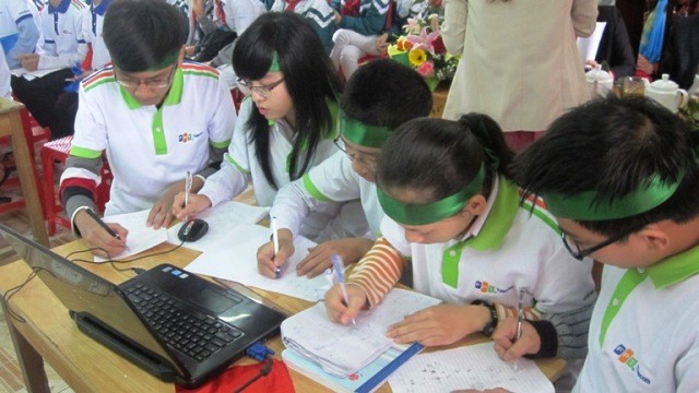 Học sinh tham gia giải toán.